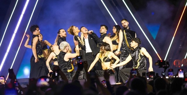 Gülben Ergen ve Mustafa Sandal’dan sahnede sürpriz düet