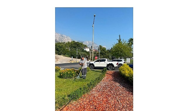Kemer Atatürk Caddesi'nde Yeşil Alan Düzenlemesi